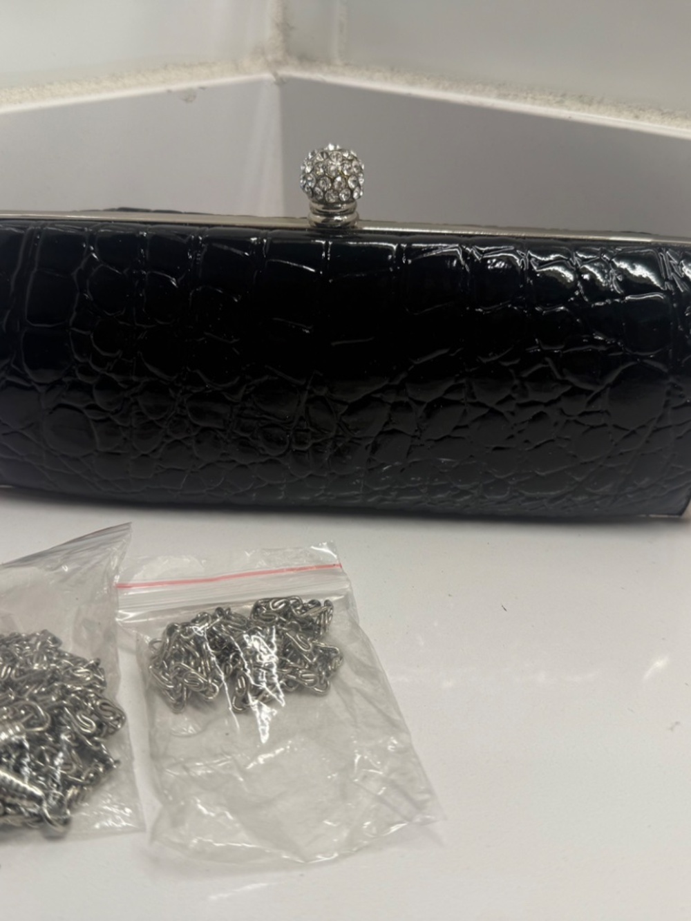 VINTAGE BLACK CROCODILE EMBOSSED FAUX EVENINGS CLUTCH Like New - Picture 5 of 7